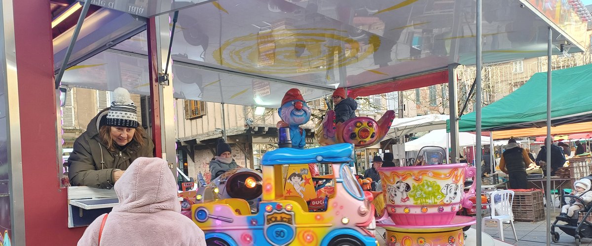 Je commence à avoir de grands enfants qui me reconnaissent, à Noël, place du Bourg à Rodez,  tourne, tourne le manège