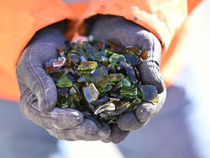 Trier le vrai du faux : quels sont les verres qui se jettent et ceux qui ne se jettent pas dans les colonnes à verre ?