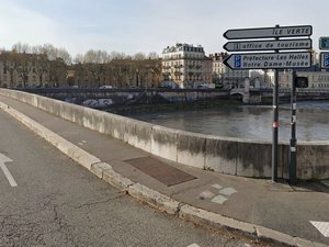 Elle croise le chemin d'un déséquilibré : la jeune femme se fait jeter du pont et survit miraculeusement à la chute de cinq mètres dans la rivière