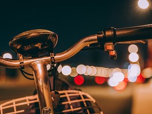 Les jours se raccourcissent : voici un rappel des équipements lumineux obligatoires sur votre vélo et votre trottinette électrique