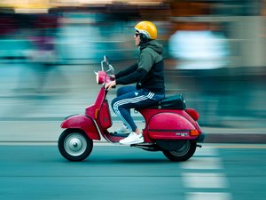 Le pilote d'un scooter se fait percuter par une voiture, il rattrape l'automobiliste et se fait percuter à nouveau