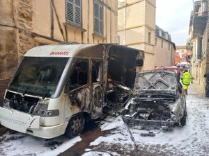 Le conducteur réussit à sortir de sa voiture en feu, les flammes se propagent à un camping-car