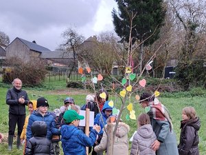 Ces écoliers de l'Aveyron plantent un tilleul en la mémoire de Clémence, leur camarade décédée à 7 ans en mai dernier