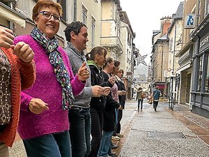 "C'est facile à danser, tout le monde peut le faire", une ville de l'Aveyron attend 6 000 jambes ce samedi pour battre le record du monde de brise-pieds