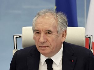 Nouveau Premier ministre : avec qui, dans quel ordre et à partir de quelle heure François Bayrou consulte-t-il les groupes politiques ce lundi ?