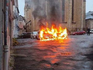 EN IMAGES. Deux voitures prennent feu dans une bastide de l'Aveyron : c'est la deuxième fois en l'espace d'une semaine