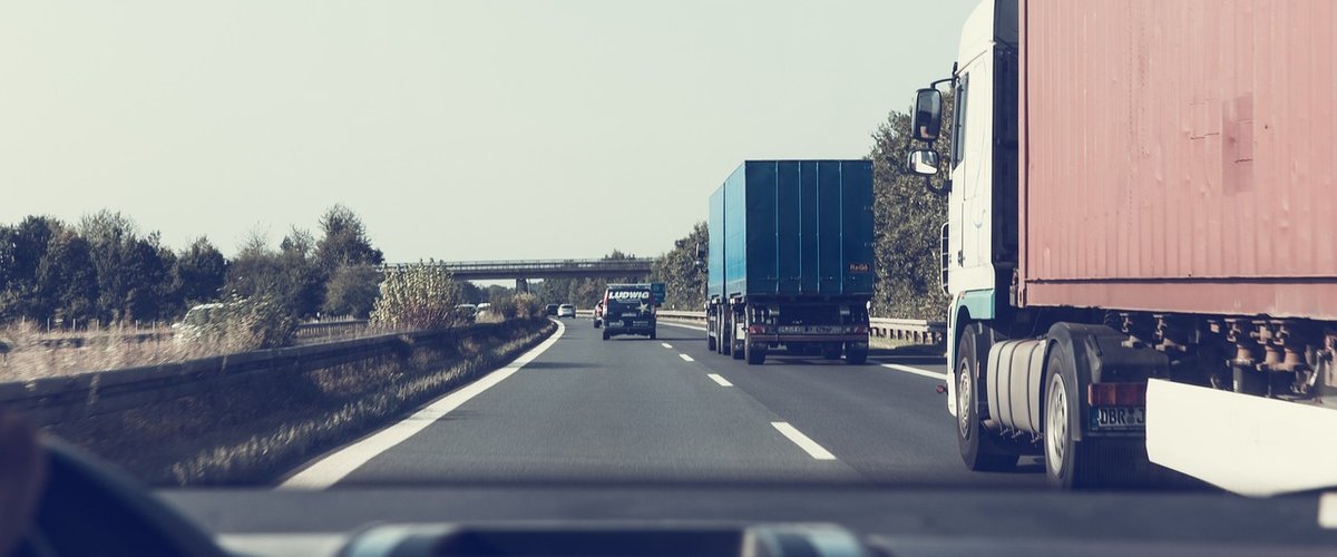 Il roule avec une femme morte assise sur le siège passager pour éviter les frais de transport de cadavre