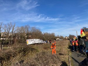 En gare de Laissac, mobilisation outils en mains pour sauver la ligne ferroviaire Rodez-Millau