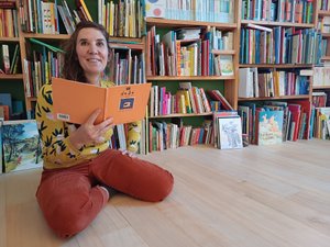 Laetitia Cador joue, lit et danse avec les livres pour les 30 ans des éditions du Rouergue à Rodezs