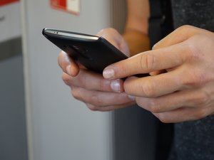 Pourquoi cet accessoire indispensable ne sera-t-il plus inclus à l'achat d'un smartphone neuf à partir du 28 décembre 2024 ?