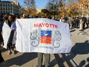 Cyclone Chido à Mayotte : drapeaux en berne, minute de silence... Comment et à partir de quelle heure va se dérouler le deuil national observé ce lundi ?