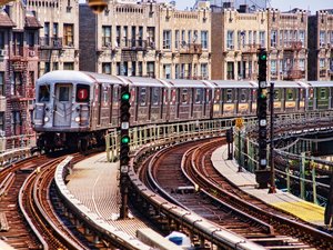 Il met le feu à une femme dans le métro et reste assis sur un banc de la station