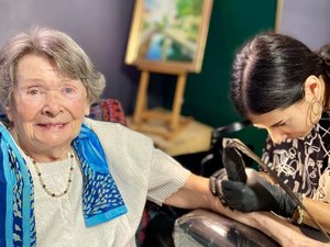 Les faits insolites de 2024 en Aveyron : à 103 ans, Raymonde Pack s'offre un premier tatouage et un tour de moto !