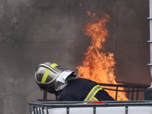 VIDÉOS. Violent incendie à Paris : 150 pompiers mobilisés pour tenter de sauver un immeuble en feu face à la gare Saint-Lazare