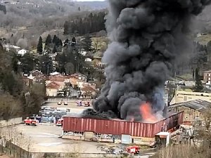 2024 en Aveyron : quand un entrepôt de la SNAM partait en fumée avec la crainte d'une contamination chimique