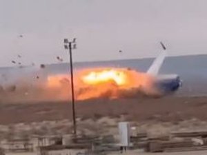 VIDÉO. Les impressionnantes images du crash d'un avion de ligne au Kazakhstan, auquel au moins 32 passagers ont miraculeusement survécu