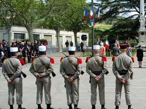 Derrière la Légion : 