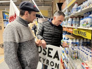 Colère des agriculteurs : la FDSEA et les JA contrôlent le prix et les origines des produits laitiers dans les grandes surfaces de l'Aveyron