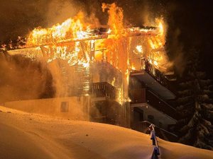 Les impressionnantes images d'un chalet en feu : opération délicate dans la neige et le froid pour les secours de Haute-Savoie