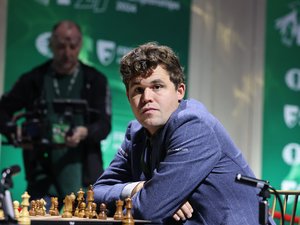 Double tenant du titre aux championnats du monde d'échecs, il est privé d'un potentiel triplé... à cause d'un jean