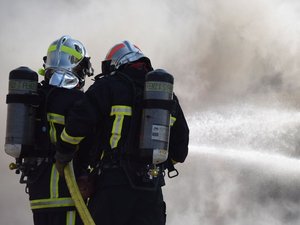 Un sapin et une bougie à l'origine d'un drame ? Un incendie fait un mort et quatre blessés graves, en Gironde