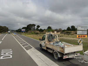 Le camion-benne sème pierres et gravier sur la route et crée un gymkhana dangereux pour les voitures qui le suivent