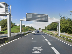 Une pièce de métal se détache d'un poids lourd, tombe sur l'autoroute et crève les pneus de 13 véhicules