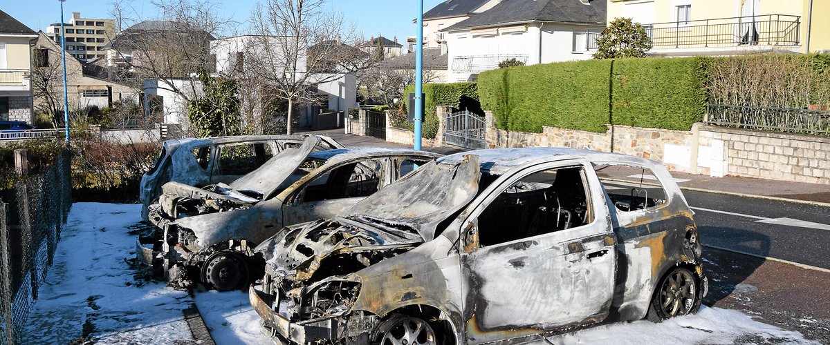 EN IMAGES. Douze voitures brûlées pendant la nuit du réveillon du Nouvel an à Onet-le-Château, les images d'une nuit agitée pour les pompiers