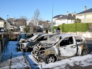 EN IMAGES. Douze voitures brûlées pendant la nuit du réveillon du Nouvel an à Onet-le-Château, les images d'une nuit agitée pour les pompiers