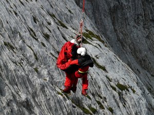 "Un manteau neigeux glacé et très glissant" : trois randonneurs trouvent la mort en quatre jours dans les Pyrénées, les secouristes rappellent les dangers de la montagne en hiver