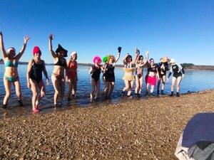 Un bain vivifiant à 800 m d'altitude au lac de Pareloup pour ce Nouvel an en Aveyron