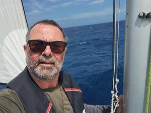 "Je ne suis pas fier mais heureux" : le marin entrayol Fabien Maury poursuit son tour du monde à la voile en solitaire, avec escale forcée