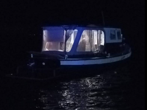 Le moteur de leur bateau tombe en panne en pleine nuit, ils s'échouent sur un banc de sable au milieu de l'étang