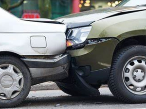 Il percute la voiture qui le précède, s'énerve et sort une carabine de son coffre