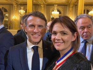 Meilleure ouvrière de France, Emeline Delsaut, photographe installée à Rodez, partage la galette avec Emmanuel Macron à l'Elysée