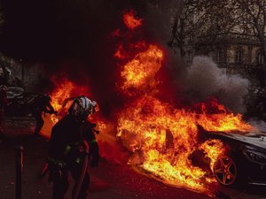 La voiture électrique s'embrase dans la nuit, met le feu à une maison et deux autres automobiles et crée un risque d'explosion