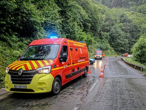 Victime d'un accident de la route et ivre, il blesse trois pompiers dans l'ambulance qui voulait l'amener à l'hôpital