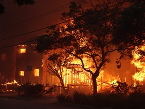 Los Angeles cerné par six incendies : feux hors de contrôle, 100 000 personnes évacuées, manque d'eau et de pompiers