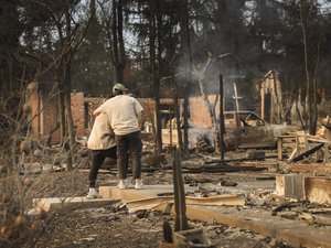 Incendies de Los Angeles : au moins dix morts, des milliers de bâtiments détruits, 180 000 personnes prêtent à évacuer, début de pillages... Le feu sème le chaos