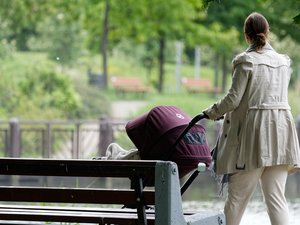 Une maman et son bébé renversés sur un passage piéton : nourrisson entre la vie et la mort, conducteur de 14 ans... ce que l'on sait