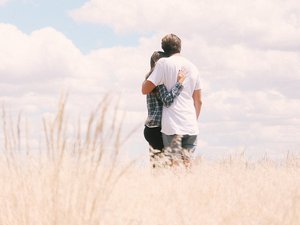"Les gens en ont marre de se faire choisir avec un index !", Karine Le Marchand, l'animatrice de "L'Amour est dans le pré", lance son agence matrimoniale