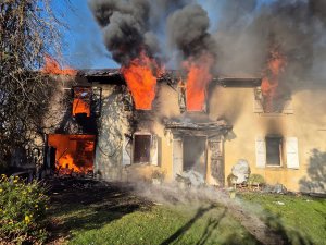 La maison prend feu : l'acte héroïque d'une adolescente de 14 ans, jeune sapeur-pompier volontaire, qui a sauvé son grand-père bloqué à l'étage