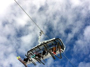 Il change de place avec son frère et chute du télésiège : un enfant de 11 ans gravement blessé