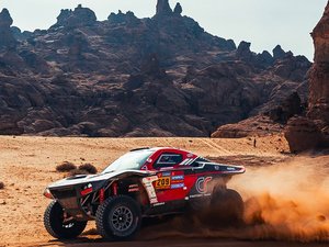 Automobile : Mathieu Serradori et Loïc Minaudier sur le podium de la 8e étape du Dakar, le top 5 toujours dans le viseur