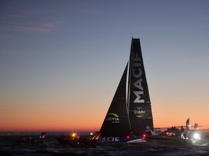 Vendée Globe : le skipper français Charlie Dalin triomphe et pulvérise l'ancien record d'Armel Le Cléac'h