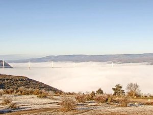 EN IMAGES. Le viaduc de Millau envahi par les nuages, qui ont largement investi la vallée du Tarn ce jeudi