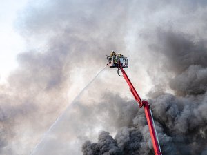 Important incendie près de Lyon dans un site de stockage de déchets industriels : 50 pompiers sur place, la préfecture se veut rassurante