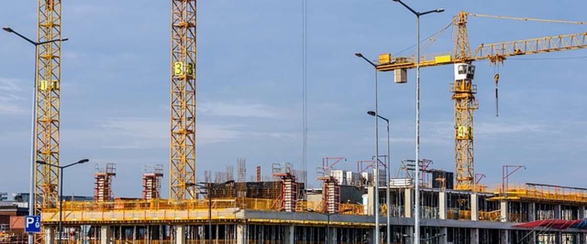 Sous la pluie, il grimpe dans une grue de chantier pour prendre des photos mais se retrouve coincé à 30 mètres de haut