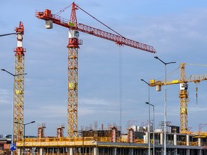 Sous la pluie, il grimpe dans une grue de chantier pour prendre des photos mais se retrouve coincé à 30 mètres de haut