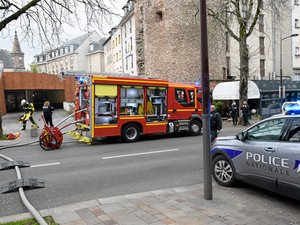 Un incendie en cours au parking Foch dans le centre-ville de Rodez, la circulation est coupée